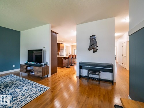 10957 75 Avenue Nw, Edmonton, AB - Indoor Photo Showing Living Room