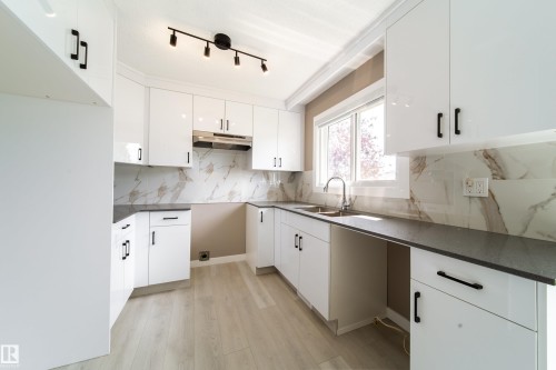 6907 19 Avenue Nw, Edmonton, AB - Indoor Photo Showing Kitchen