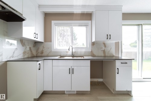 6907 19 Avenue Nw, Edmonton, AB - Indoor Photo Showing Kitchen