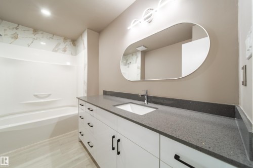 6907 19 Avenue Nw, Edmonton, AB - Indoor Photo Showing Bathroom