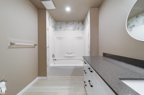 6907 19 Avenue Nw, Edmonton, AB - Indoor Photo Showing Bathroom