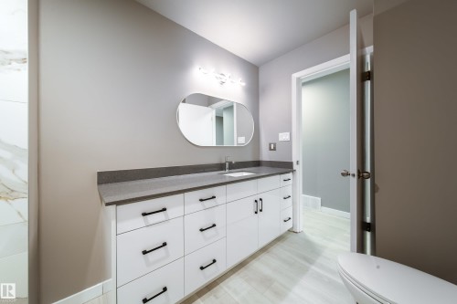 6907 19 Avenue Nw, Edmonton, AB - Indoor Photo Showing Bathroom