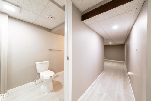 6907 19 Avenue Nw, Edmonton, AB - Indoor Photo Showing Bathroom