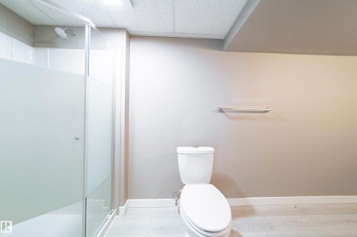 6907 19 Avenue Nw, Edmonton, AB - Indoor Photo Showing Bathroom