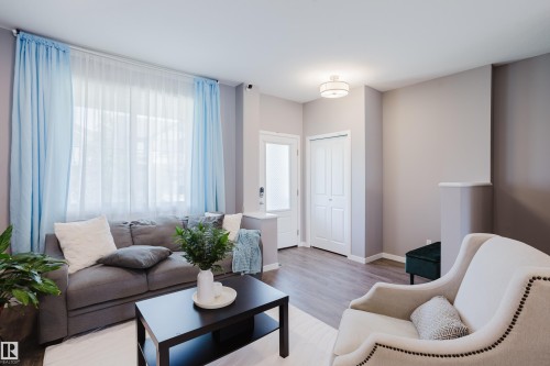 4331 Cooke Lane Sw, Edmonton, AB - Indoor Photo Showing Living Room