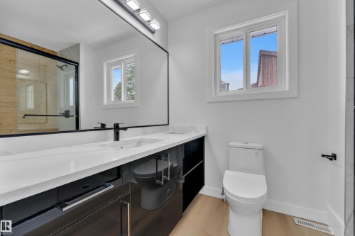 11615 24 Avenue Nw, Edmonton, AB - Indoor Photo Showing Bathroom