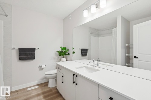15666 18 Avenue Sw, Edmonton, AB - Indoor Photo Showing Bathroom