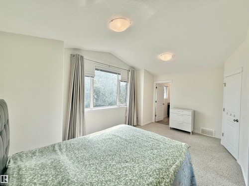 7622 Schmid Crescent Nw, Edmonton, AB - Indoor Photo Showing Bedroom