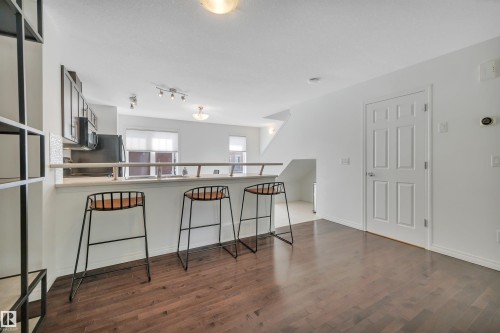 1633 Towne Centre Boulevard Nw, Edmonton, AB - Indoor Photo Showing Kitchen