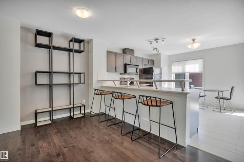 1633 Towne Centre Boulevard Nw, Edmonton, AB - Indoor Photo Showing Kitchen