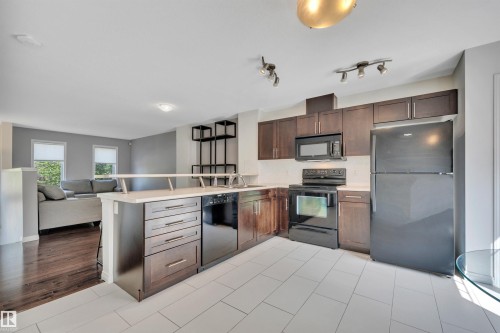 1633 Towne Centre Boulevard Nw, Edmonton, AB - Indoor Photo Showing Kitchen