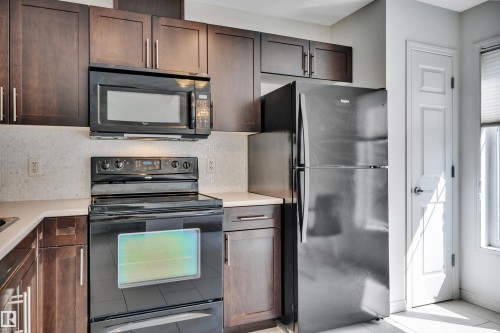 1633 Towne Centre Boulevard Nw, Edmonton, AB - Indoor Photo Showing Kitchen