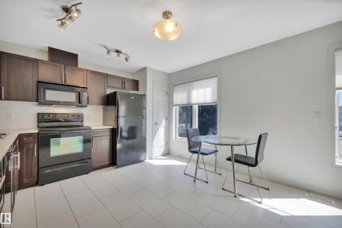 1633 Towne Centre Boulevard Nw, Edmonton, AB - Indoor Photo Showing Kitchen