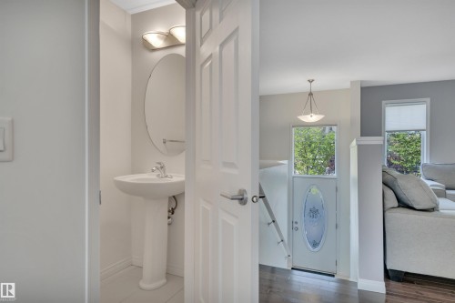1633 Towne Centre Boulevard Nw, Edmonton, AB - Indoor Photo Showing Bathroom