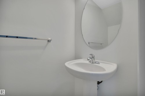 1633 Towne Centre Boulevard Nw, Edmonton, AB - Indoor Photo Showing Bathroom