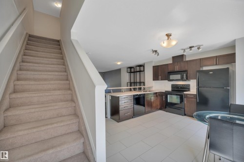 1633 Towne Centre Boulevard Nw, Edmonton, AB - Indoor Photo Showing Kitchen