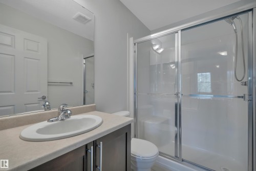 1633 Towne Centre Boulevard Nw, Edmonton, AB - Indoor Photo Showing Bathroom