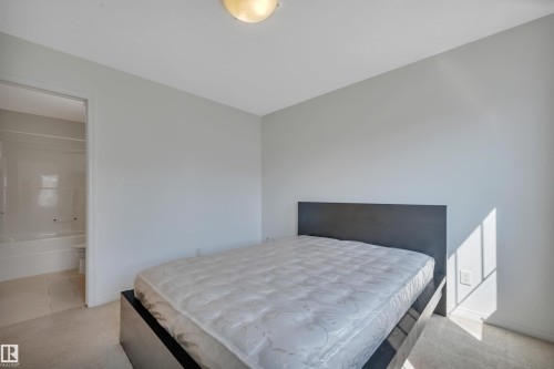 1633 Towne Centre Boulevard Nw, Edmonton, AB - Indoor Photo Showing Bedroom