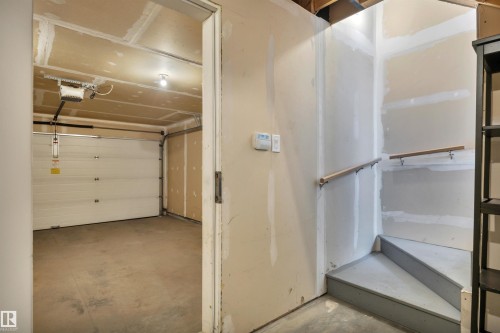 1633 Towne Centre Boulevard Nw, Edmonton, AB - Indoor Photo Showing Garage