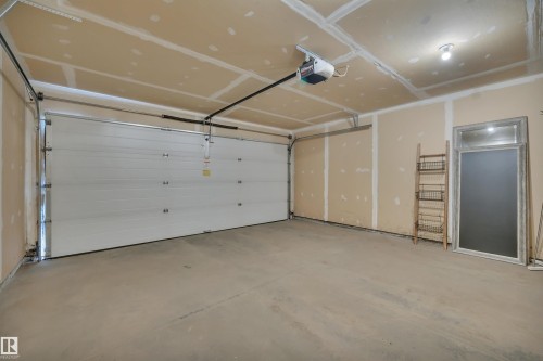 1633 Towne Centre Boulevard Nw, Edmonton, AB - Indoor Photo Showing Garage