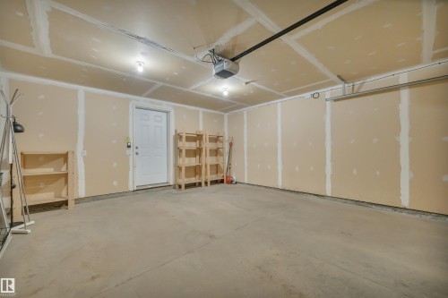 1633 Towne Centre Boulevard Nw, Edmonton, AB - Indoor Photo Showing Garage