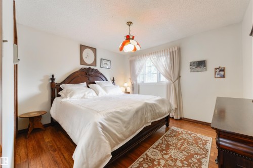 206 Wolf Willow Crescent Nw, Edmonton, AB - Indoor Photo Showing Bedroom