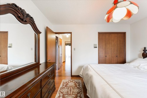 206 Wolf Willow Crescent Nw, Edmonton, AB - Indoor Photo Showing Bedroom