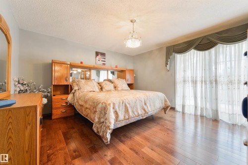 206 Wolf Willow Crescent Nw, Edmonton, AB - Indoor Photo Showing Bedroom