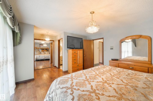 206 Wolf Willow Crescent Nw, Edmonton, AB - Indoor Photo Showing Bedroom