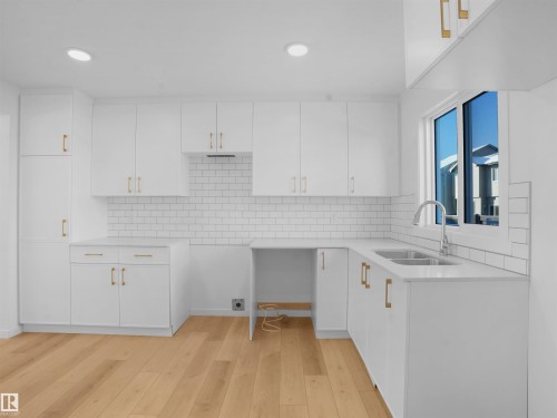 #33 1009 Cy Becker Rd Nw, Edmonton, AB - Indoor Photo Showing Kitchen With Double Sink