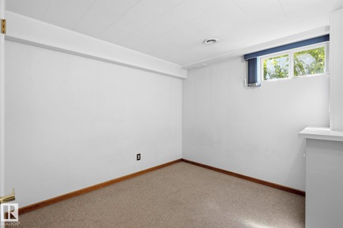 10527 137 Avenue Nw, Edmonton, AB - Indoor Photo Showing Other Room