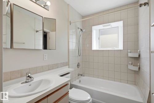 10527 137 Avenue Nw, Edmonton, AB - Indoor Photo Showing Bathroom