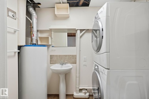 10527 137 Avenue Nw, Edmonton, AB - Indoor Photo Showing Laundry Room