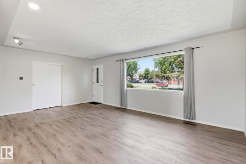 10527 137 Avenue Nw, Edmonton, AB - Indoor