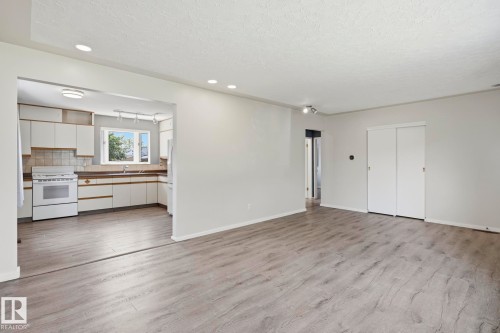 10527 137 Avenue Nw, Edmonton, AB - Indoor Photo Showing Kitchen