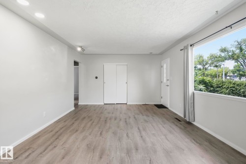 10527 137 Avenue Nw, Edmonton, AB - Indoor Photo Showing Other Room