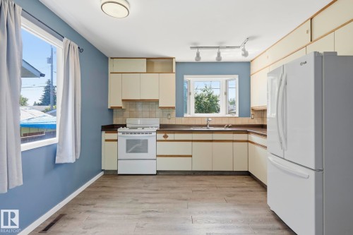 10527 137 Avenue Nw, Edmonton, AB - Indoor Photo Showing Kitchen
