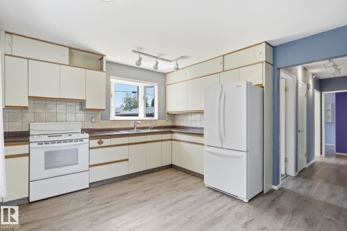 10527 137 Avenue Nw, Edmonton, AB - Indoor Photo Showing Kitchen