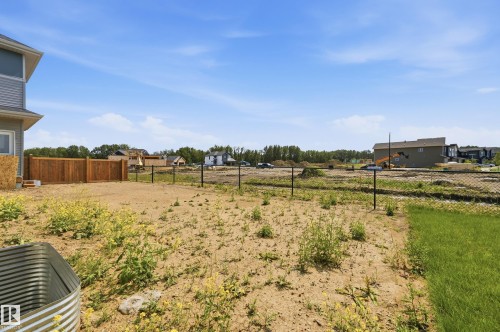 Expansive backyard space featuring a partial privacy fence and an existing chain link fence - 3 Pierwyck Loop, Spruce Grove, AB - Outdoor