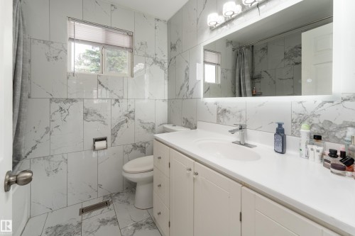 Bathroom - 747 Clareview Road Nw, Edmonton, AB - Indoor Photo Showing Bathroom