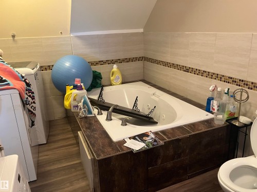 11724 88 Street Nw, Edmonton, AB - Indoor Photo Showing Bathroom