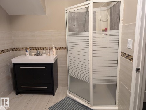 11724 88 Street Nw, Edmonton, AB - Indoor Photo Showing Bathroom