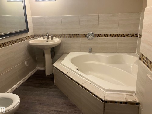 11724 88 Street Nw, Edmonton, AB - Indoor Photo Showing Bathroom