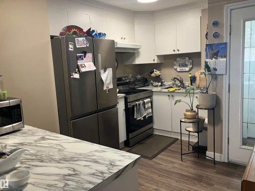 11724 88 Street Nw, Edmonton, AB - Indoor Photo Showing Kitchen
