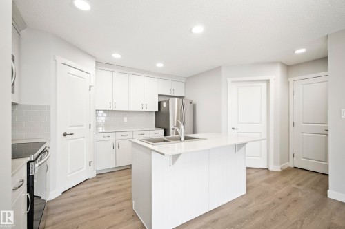 #90 50 Mclaughlin Dr, Spruce Grove, AB - Indoor Photo Showing Kitchen With Double Sink With Upgraded Kitchen