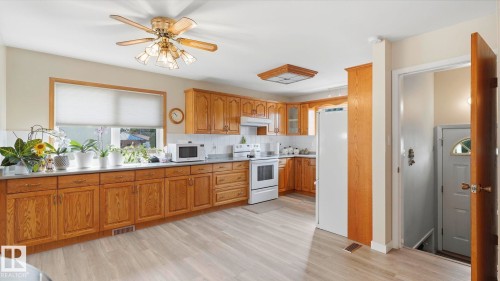 7819 132A Avenue Nw, Edmonton, AB - Indoor Photo Showing Kitchen