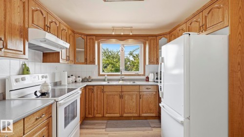 7819 132A Avenue Nw, Edmonton, AB - Indoor Photo Showing Kitchen