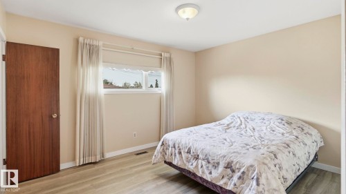 7819 132A Avenue Nw, Edmonton, AB - Indoor Photo Showing Bedroom