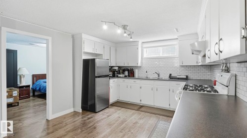7819 132A Avenue Nw, Edmonton, AB - Indoor Photo Showing Kitchen With Upgraded Kitchen