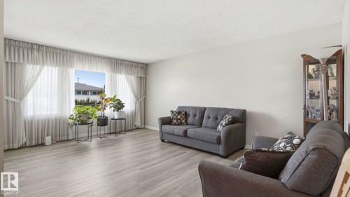 7819 132A Avenue Nw, Edmonton, AB - Indoor Photo Showing Living Room